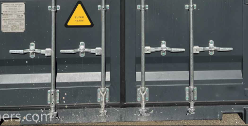 Type B - 4 locking bars - Same handle orientation - Handle height only 530 mm
Typ B - 4 zamykací tyče – Stejná orientace kliky – Výška rukojeti pouze 530 mm